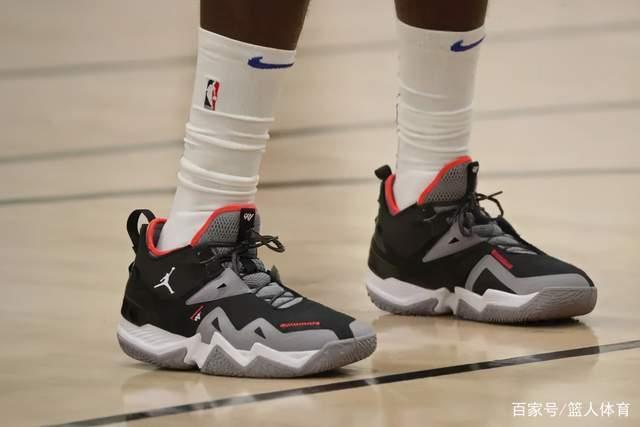 布朗首场NBA亮相表现可圈可点